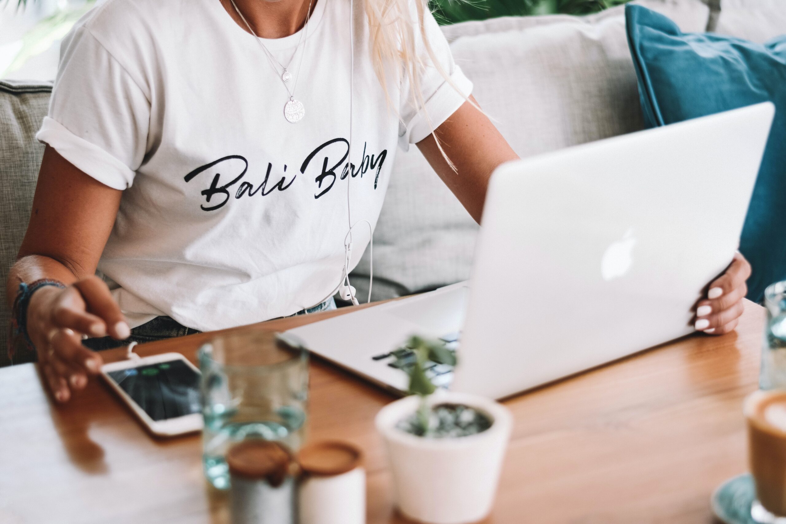 Woman at apple computer in Beali Shirt doing email marketing